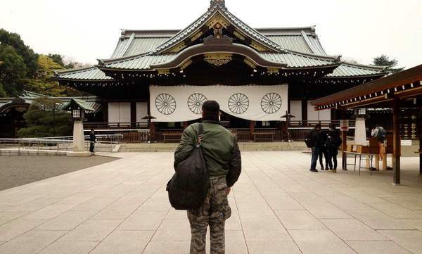 日本公审，涂鸦靖国神社的男子