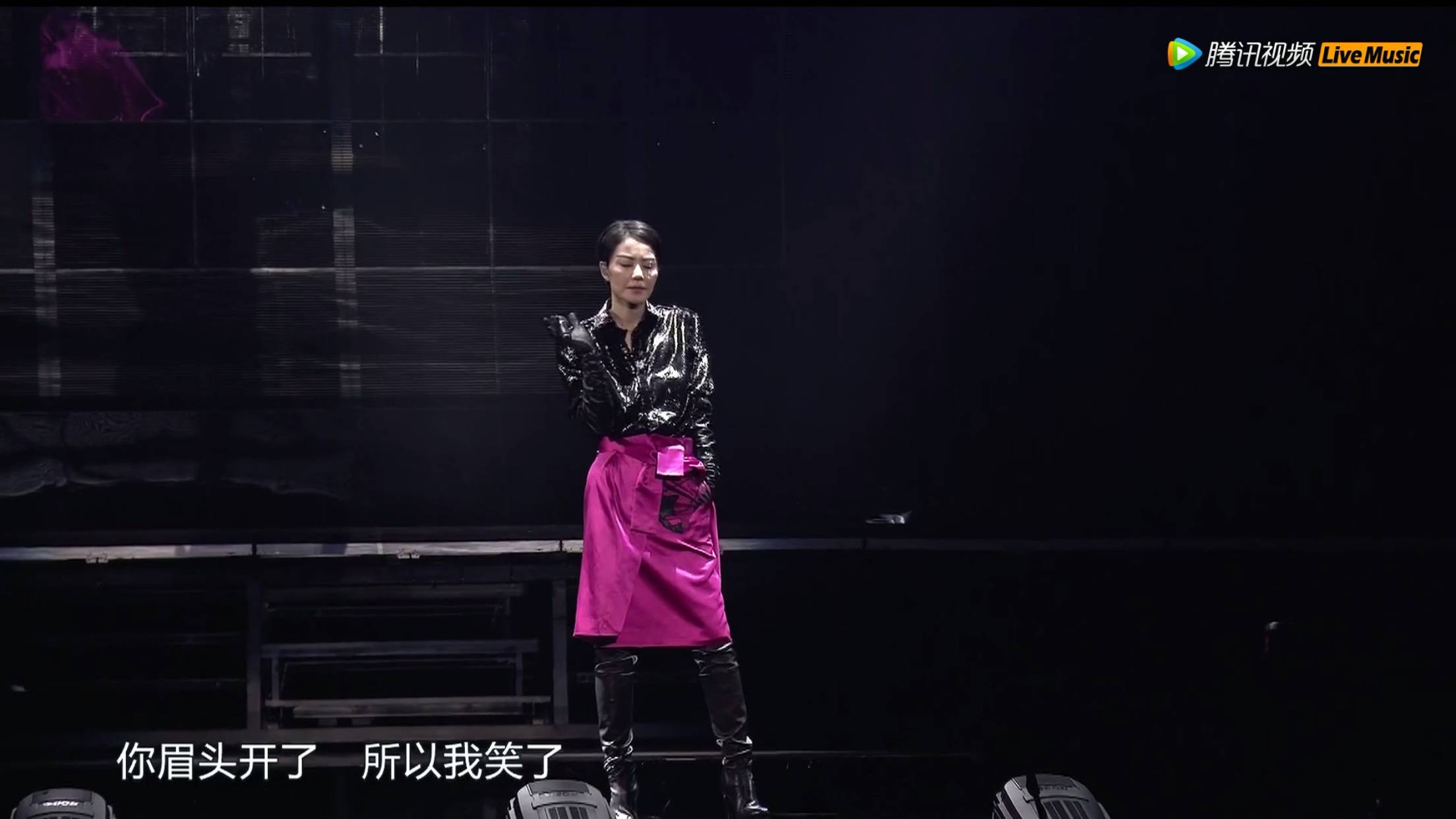 窦靖童演唱会，王菲惊喜现身，女儿同台献唱