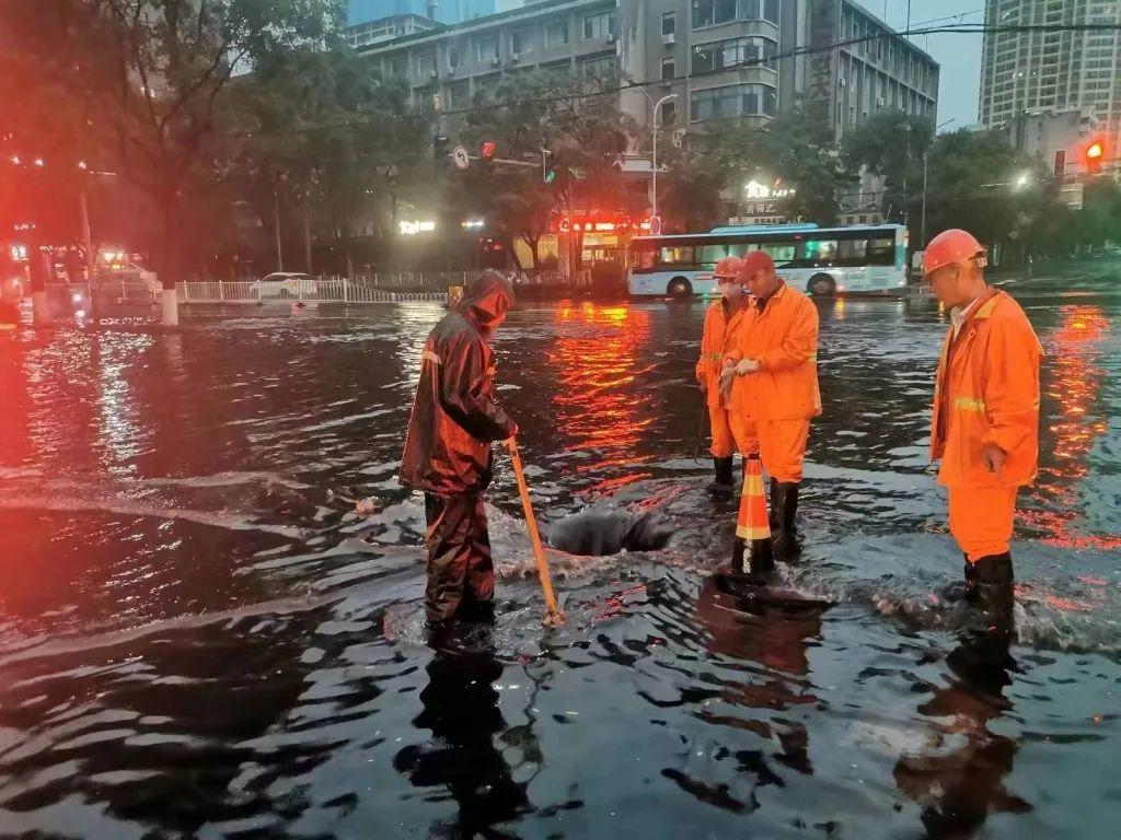 兰州新换井盖一碰就碎，质量问题还是安装不当？