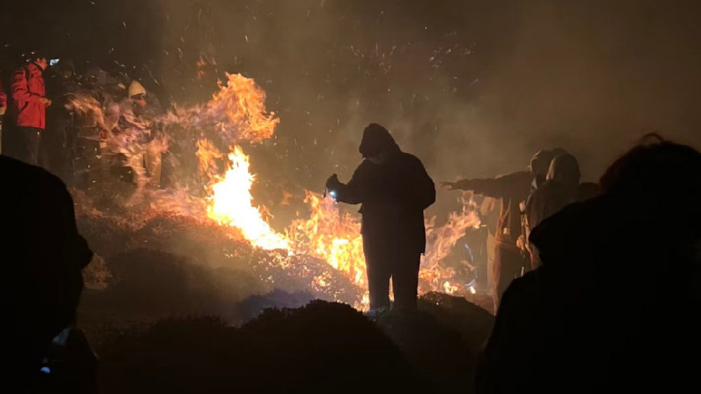 武夷山夜爬游客烧火引发安全隐患与旅游责任热议