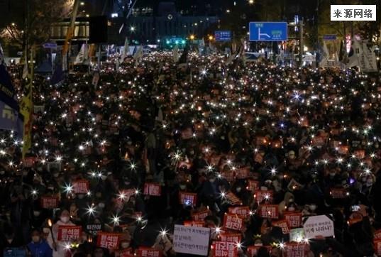 首尔万人集会要求尹锡悦下台，呼唤改变的浪潮