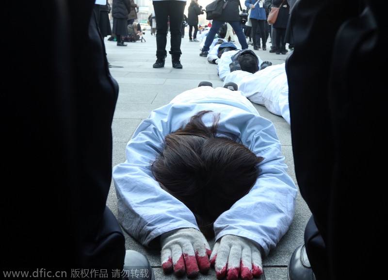 女子匍匐在地为丈夫讨薪，痛哭不已