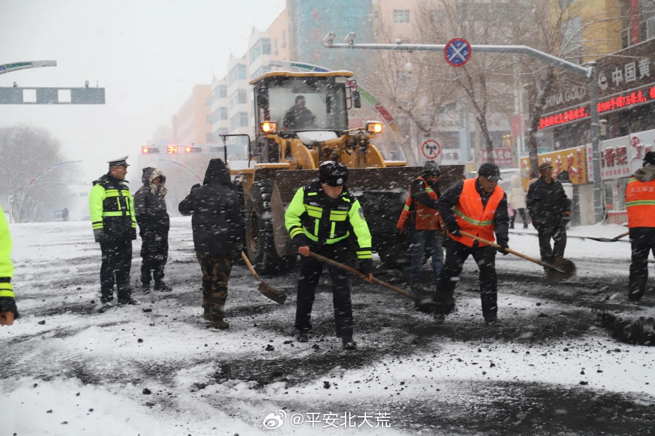 鹤岗暴雪破纪录，乘客雪中推公交