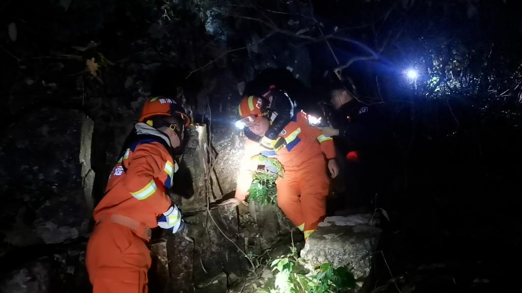 夫妻被困山中，消防紧急救援