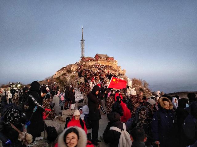 泰山之巅偶遇央视跨年晚会彩排，跨越时空的网友奇妙经历