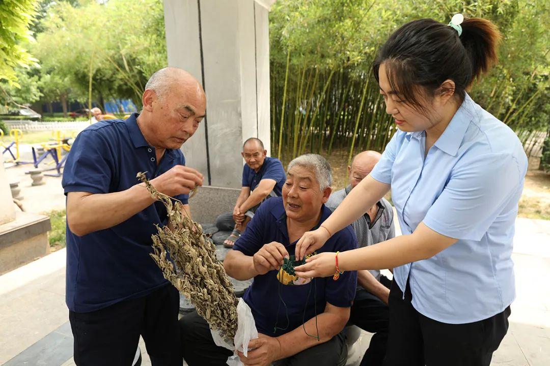 花花被妹妹捉住后脖颈，一场突如其来的趣事