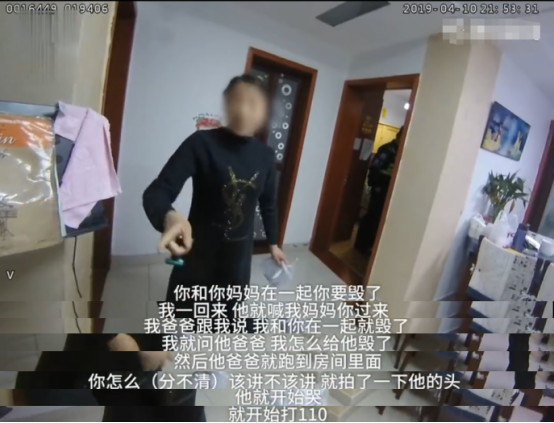 孩子报警，妈妈被爸爸家暴，家暴事件，孩子报警求助，求助警方，孩子称妈妈被爸爸家暴，报警原因，孩子称妈妈被爸爸家暴，家暴报警，孩子称妈妈被爸爸家暴