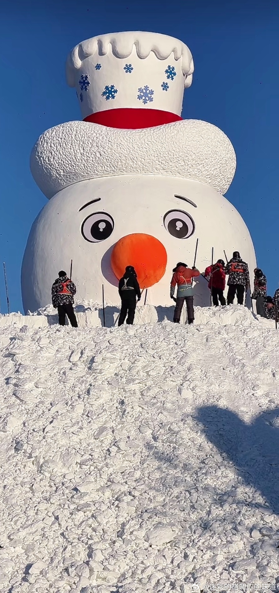 哈尔滨首个大雪人亮相