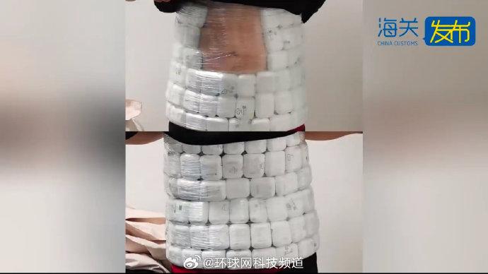 男子藏耳机引热议，腹肌魅力与物品藏匿新话题探索