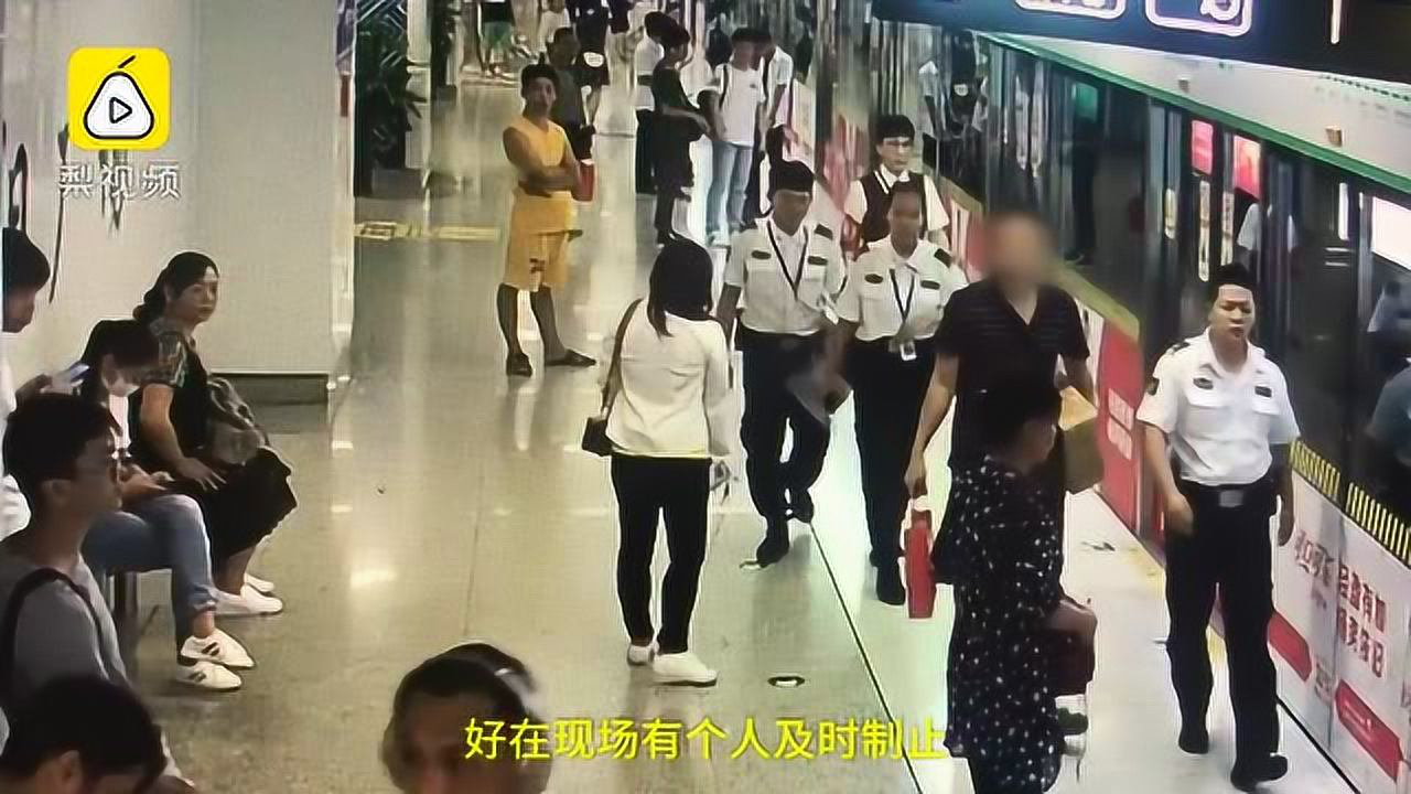 上海地铁乘客互骂事件引发社会热议，女子怒问成焦点