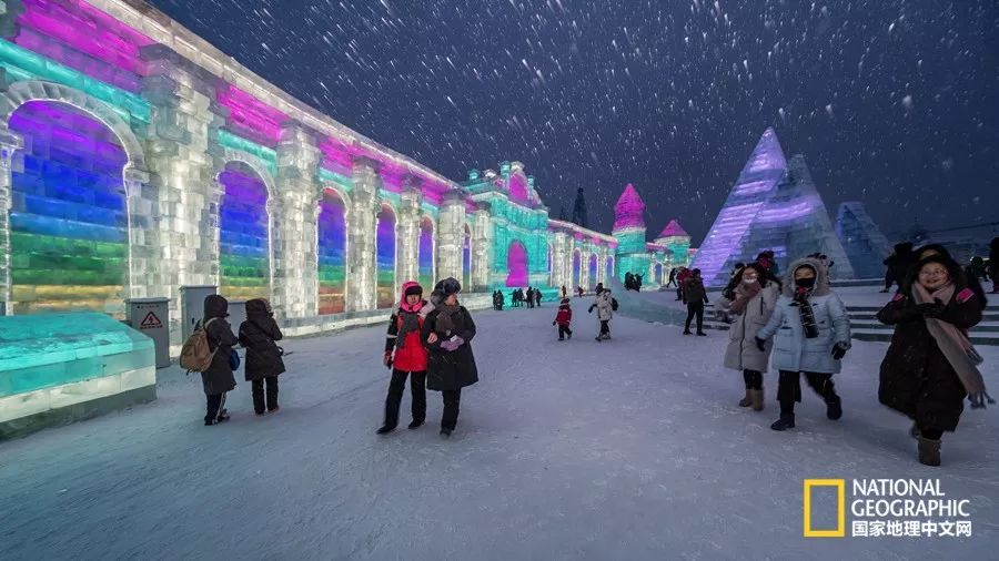 冰雪大世界的璀璨启幕，游客裹棉被排队背后的启示与旅游景区思考