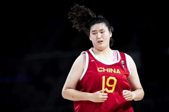 女篮新星张子宇2米29，身高优势下的篮球传奇