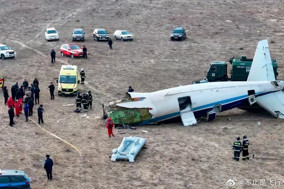 阿塞拜疆航空客机坠毁瞬间，机舱内画面引发深思