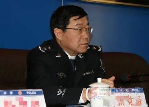 从服务员到副厅官员卸任八年后的落马，权力之路的反思与警示