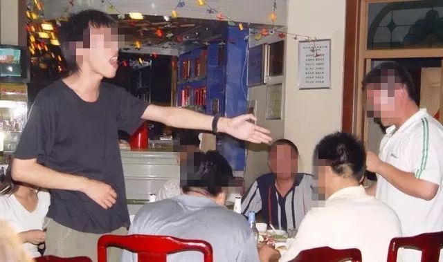 男子公司年会饮酒过量致悲剧，生命消逝无人察觉