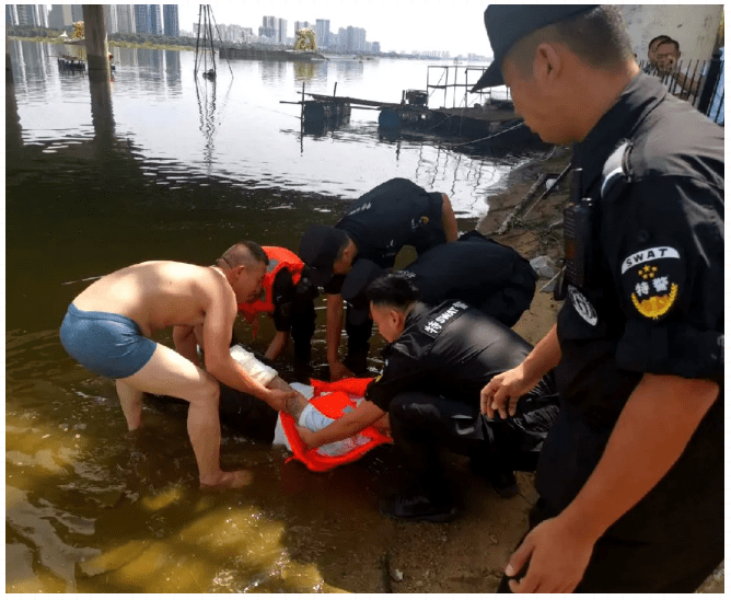 缅东惊魂记，小伙跳河逃生瞬间，棉裤未脱惊险一刻