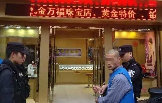 年关临近，打金店内年轻人热潮涌动