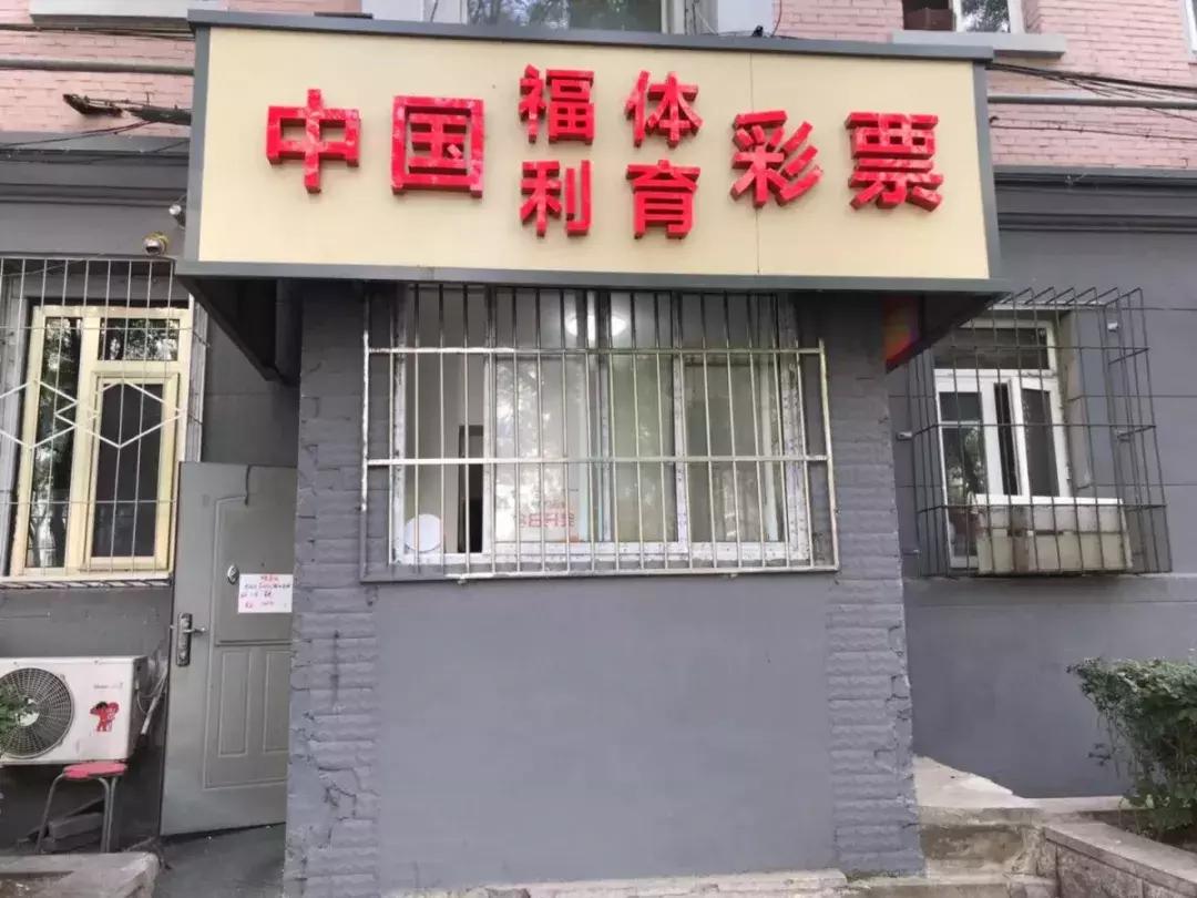 餐馆老板喜报门走红，创意与社交媒体的励志传奇