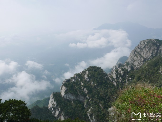 庐山惊现神秘人影，独峰顶上的奇幻景象